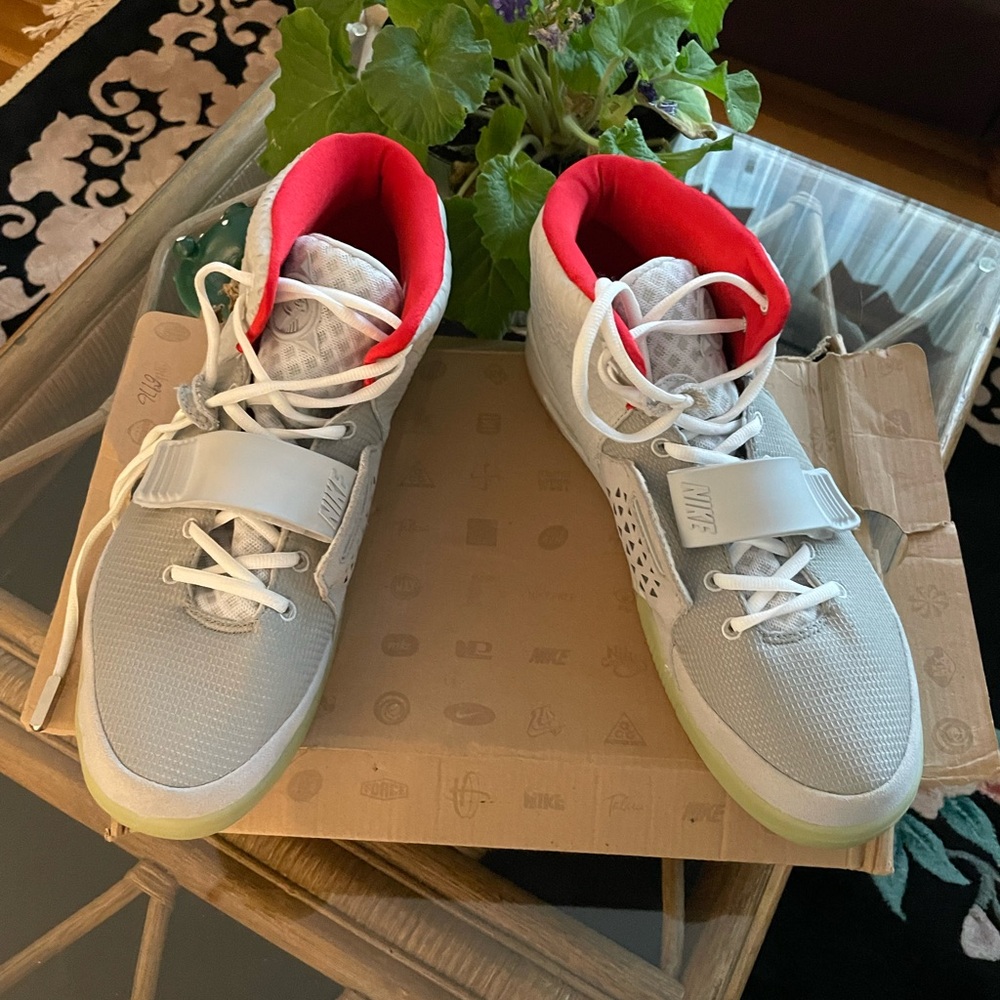 Nike Air Yeezy 2 NRG Pure Platinum W/ box & Dust Bag NIB - Picture 3 of 13